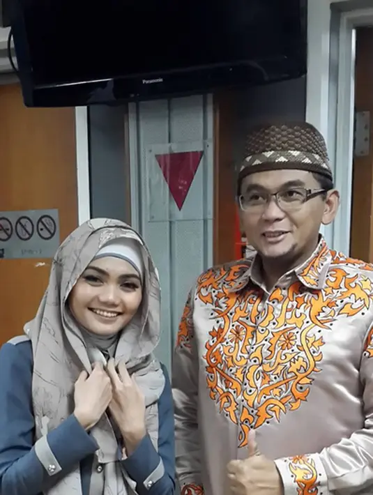"Selamat berhijrah menjelang Muharram th baru hijriah buat Teh Rina Nose... bismillaah @rinanose16" tulis uztad Subki Al Bughury. (Instagram/subkialbughury)