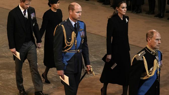 Pangeran Harry dan Meghan Markle menghadiri prosesi persemayaman mendiang Ratu Elizabeth II di Westminster Hall, London, 14 September 2022. (Foto: AP Photo/Nariman El-Mofty, Pool)