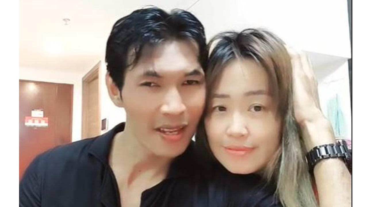 6 Potret Mesra Pinkan Mambo dan Arya Khan, Bak Dunia Milik Berdua