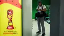 Seorang fotografer sedang berada di ruangan khusus wartawan untuk peliputan Piala Dunia U-17 2023 di Stadion Gelora Bung Tomo (GBT), Surabaya, Kamis (9/11/2023). (Bola.com/Bagaskara Lazuardi)