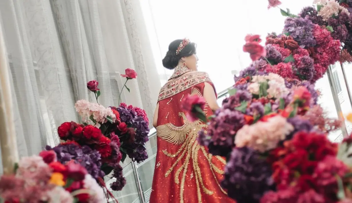 Dipadukan dengan outer serasi berdetail payet bermotif burung berwarna emas yang mewah.  [Foto: Instagram/@sekisah.photo/@sekisah.sangjit].