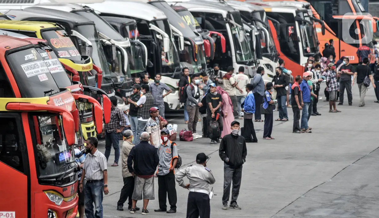 Calon penumpang saat menunggu keberangkatan bus di Terminal Kampung Rambutan, Jakarta, Selasa (4/5/2021). Jelang pemberlakukan larangan mudik, jumlah penumpang di Terminal Kampung Rambutan yang menggunakan bus AKAP melonjak hingga 30 persen sejak awal Mei 2021. (merdeka.com/Iqbal S. Nugroho)