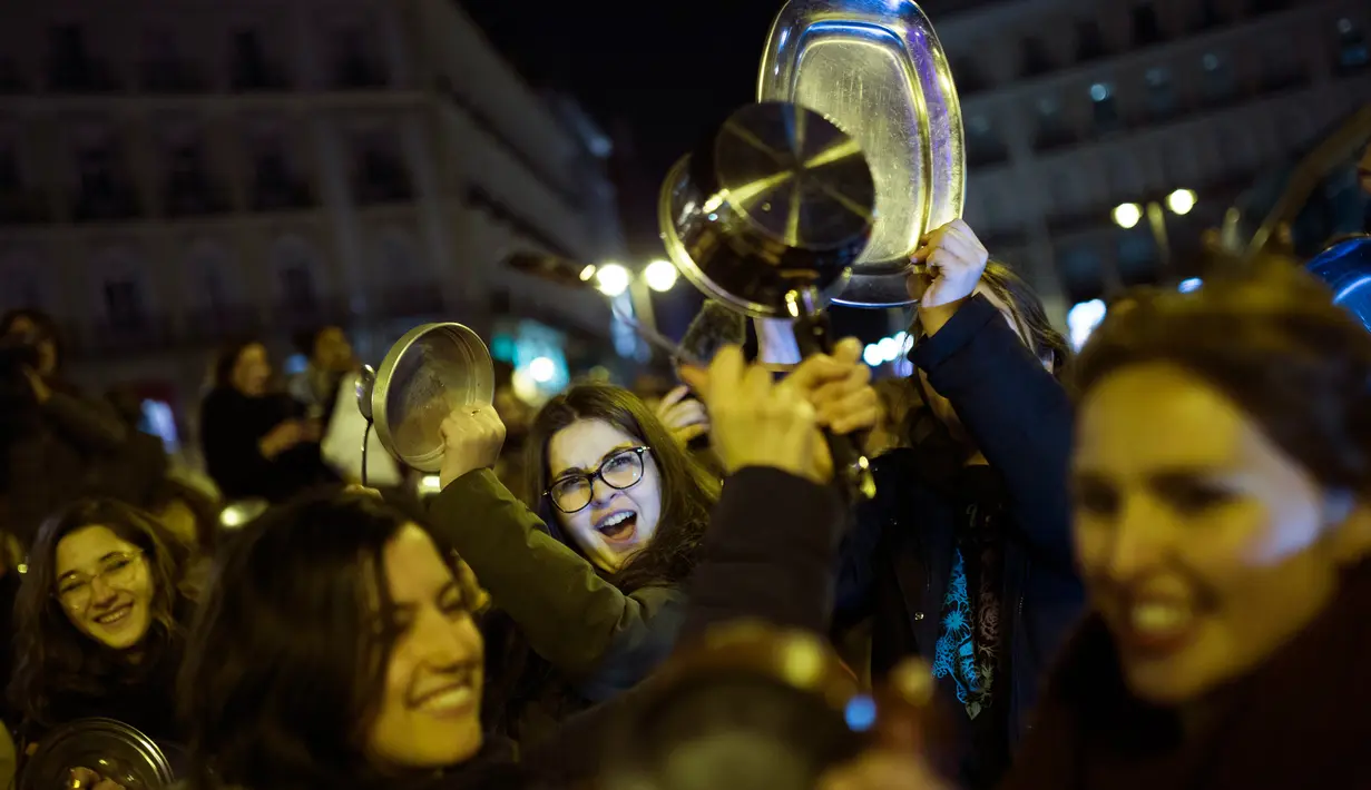 Demonstran membawa panci dan wajan saat melakukan mogok kerja dengan menggelar protes untuk memperingati Hari Perempuan Internasional di Pamplona, Spanyol, Kamis (8/3). Mereka memprotes kekerasan laki-laki terhadap perempuan (AP/Alvaro Barrientos)