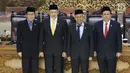 Bambang Soesatyo (dua dari kiri) bersama tiga Wakil Ketua DPR yakni Fahri Hamzah, Taufik Kurniawan, dan Agus Hermanto usai dilantik di Gedung DPR RI, Jakarta, Senin (15/1). Bambang resmi menjabat Ketua DPR jabatan 2014-2019. (Liputan6.com/Angga Yuniar)