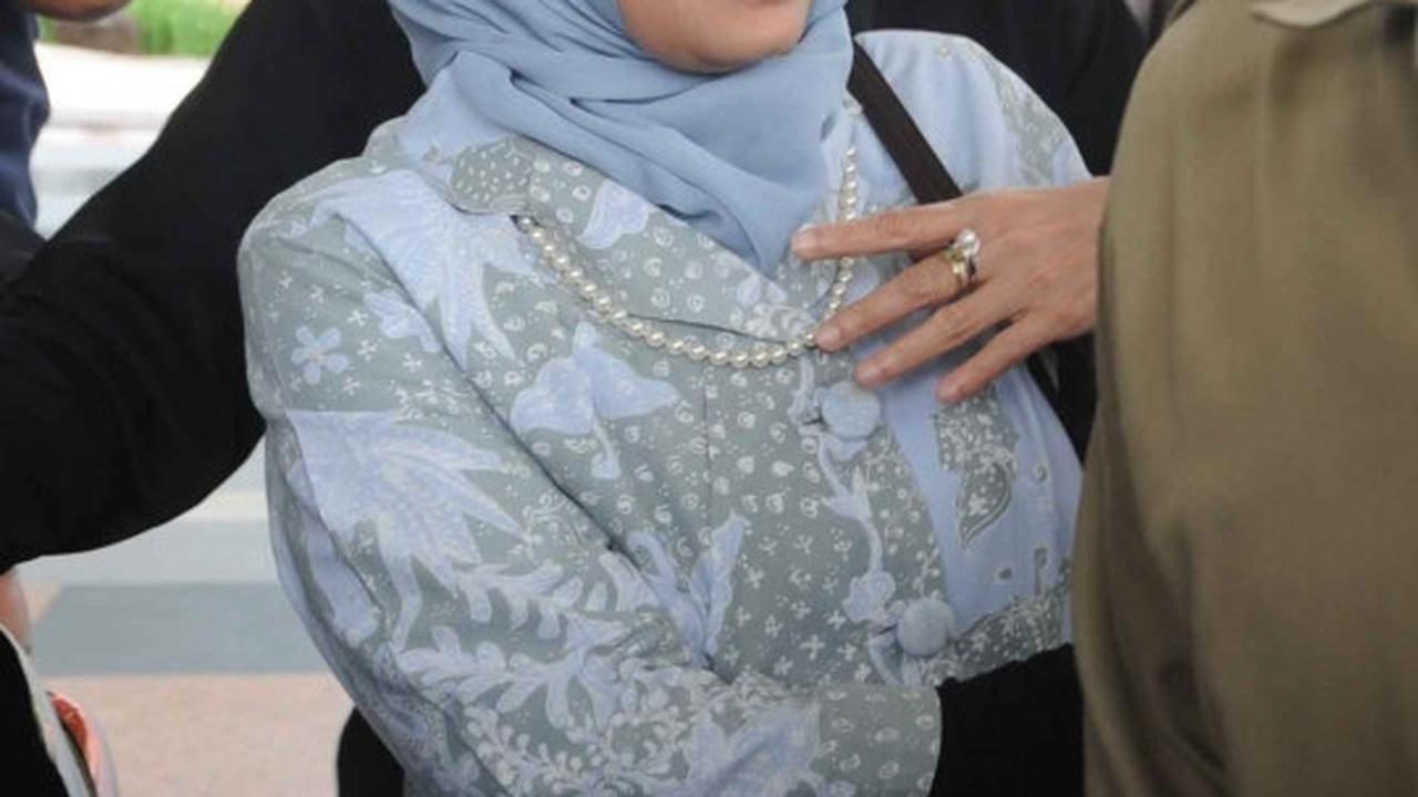 Sekjen DPR usai diperiksa KPK terkait suap Gubernur Sumut