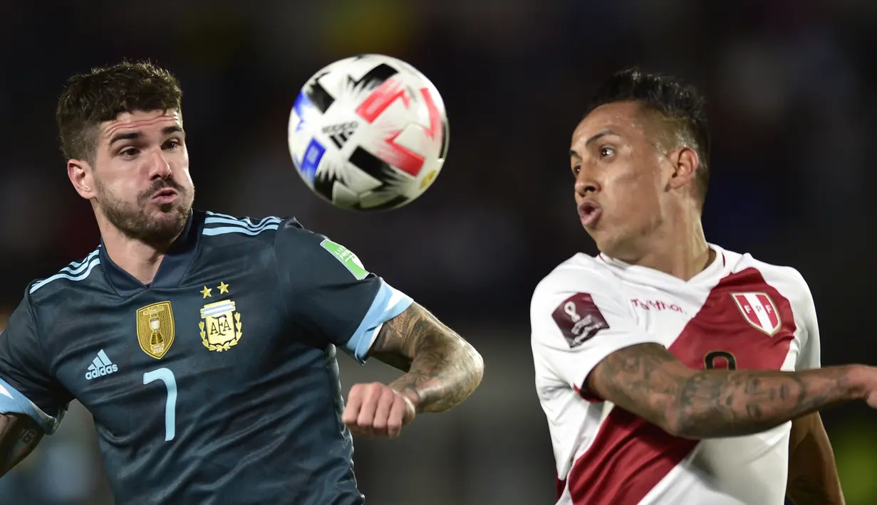 Pemain Peru Christian Cueva (kanan) dan pemain Argentina Rodrigo De Paul pada pertandingan kualifikasi Piala Dunia 2022 di Buenos Aires, Argentina, Kamis (14/10/2021). Argentina menang 1-0. (AP Photo/Gustavo Garello)