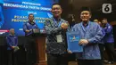 Bakal Calon Gubernur dan Bakal Calon Wakil Gubernur, Ridwan Kamil (tengah) bersama Suswono berpose usai menerima surat rekomendasi Partai Demokrat untuk maju pada Pilkada Provinsi DKI Jakarta di kantor Dewan Pimpinan Pusat (DPP) Partai Demokrat, Jakarta, Selasa (27/8/2024). (Liputan6.com/Angga Yuniar)