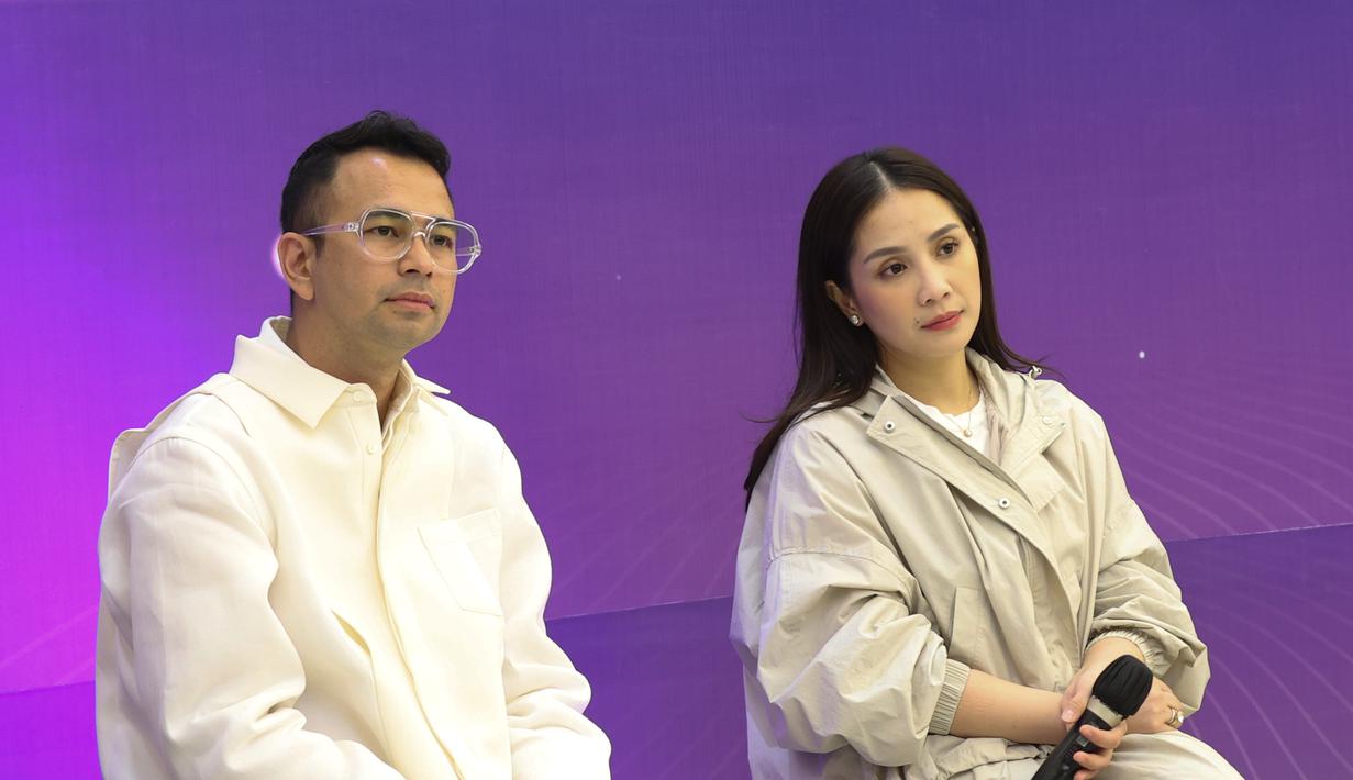 Menutup tahun, RANS siap menggelar ajang olahraga Padel terbesar bertajuk Padel Wars Presented by Simpati yang akan menghadirkan para legenda sepak bola dunia. Tampak dalam foto, pasangan selebritas Raffi Ahmad dan Nagita Slavina saat memberi keterangan terkait gelaran ajang olahraga Padel terbesar bertajuk Padel Wars Presented by Simpati di Jakarta, Senin (10/11/2025). (KapanLagi.com/Budy Santoso)