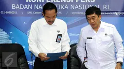 Deputi Pemberantasan BNN, Irjen Pol Arman Depari (kiri) memeriksa berkas usai rilis terkait kasus dua pilot Susi Air di Jakarta, Senin (16/1). Arman menegaskan, pilot Susi Air yang berinisial DA dan BA negatif narkoba. (Liputan6.com/Helmi Fithriansyah)