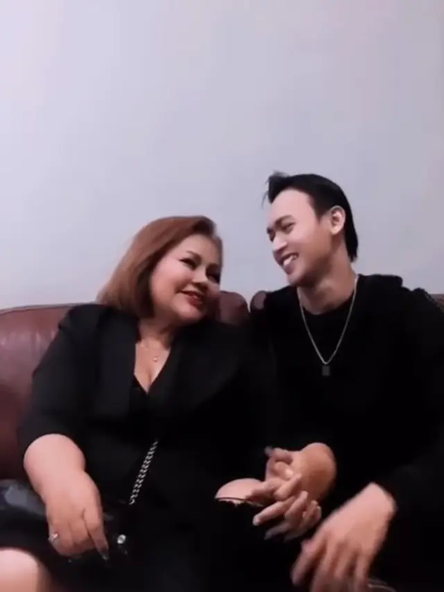 6 Potret Mesra Eva Manurung dan Pacar Brondong, Lebih Muda 6 Tahun dari Virgoun