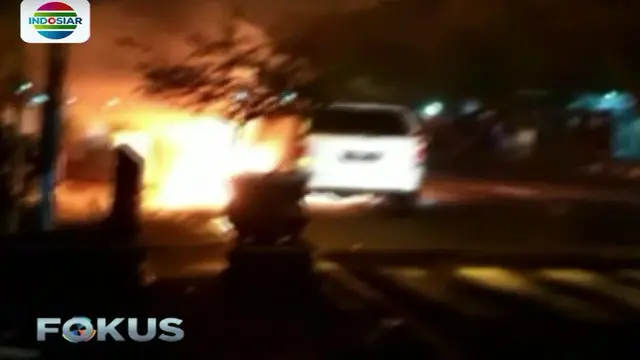 Detik-Detik Mobil Terbakar Terekam Kamera Warga di Pati