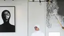 Ayudia Bing Slamet tampil white on white dengan turban, atasan lengan panjang model kemeja dipadukan celana panjangnya. [@ayudiac]