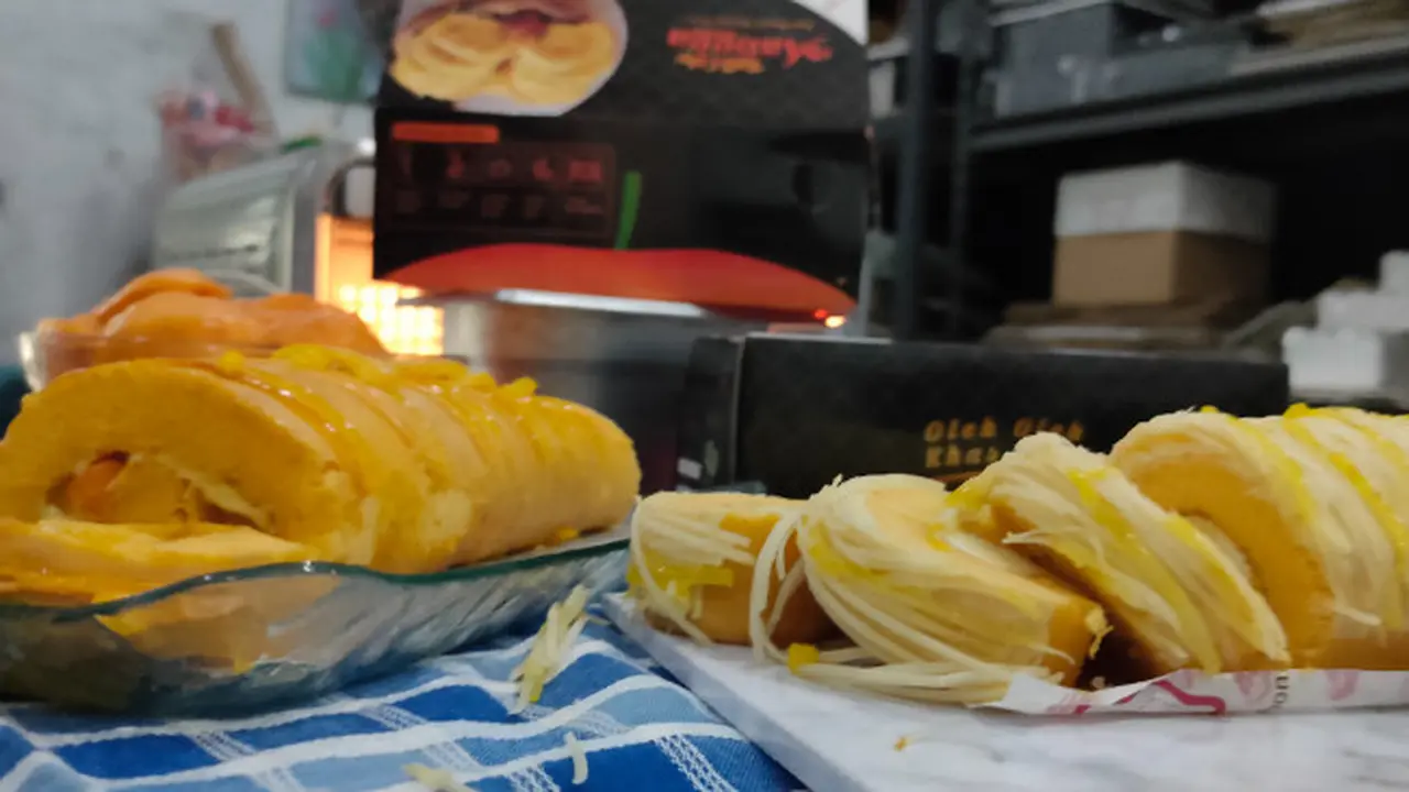 Cerita Pelaku UMKM Cirebon Olah Kue Bolu Dengan Mangga Gedong Gincu