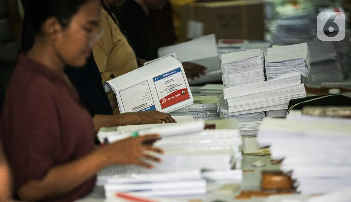 Pekerja menyortir dan melipat surat suara DPRD Provinsi DKI Jakarta untuk Pemiilu 2024. (Liputan6.com/Faizal Fanani)