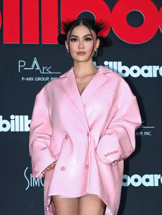 Terlihat juga Agnez Mo yang tampil menyala kenakan oversized suits warna pink dan sepatu boots hitamnya. [@agnezone.id].