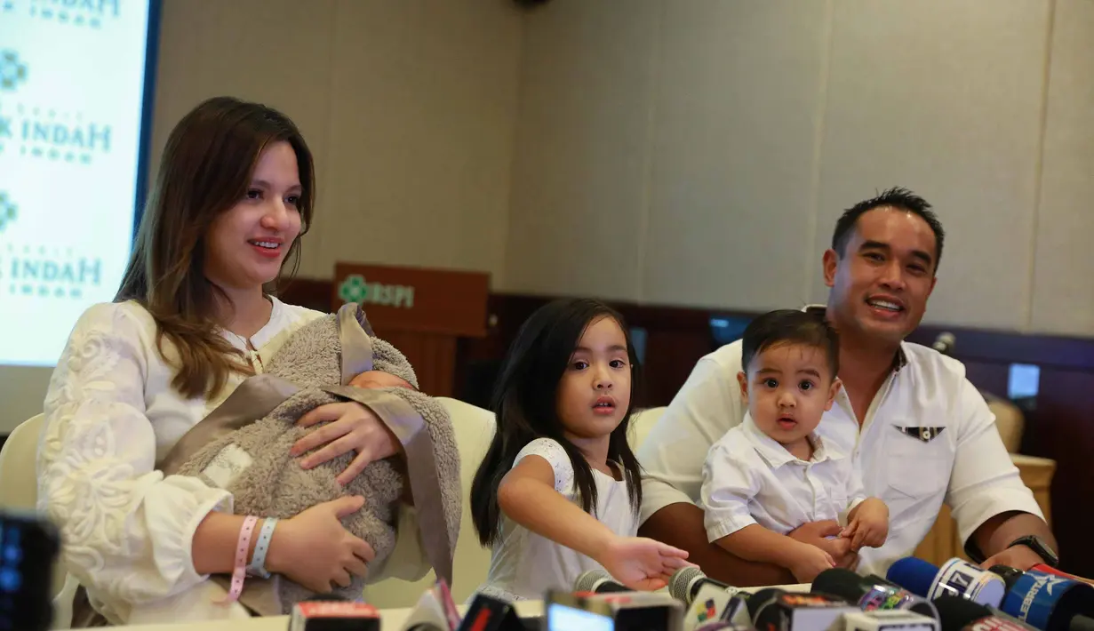 Nia Ramadhani dan Ardi Bakrie saat menggelar jumpa pers di Rumah Sakit Pondok Indah, Jakarta Selatan, Jumat malam (12/5/2017). Keduanya sepakat memanggil putranya dengan inisial MZB. (Nurwahyunan/Bintang.com)