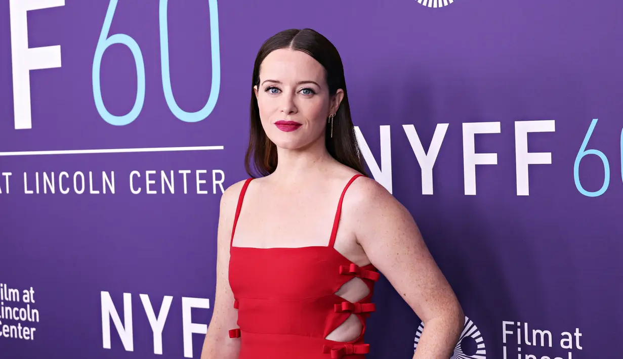 Claire Foy berpose di karpet merah saat menghadiri pemutaran film "Women Talking" selama Festival Film New York ke-60 di Alice Tully Hall, Lincoln Center di New York City pada 10 Oktober 2022. Ia tampil cantik mengenakan gaun merah cerah dengan potongan di sisi tubuhnya. (Cindy Ord/Getty Images untuk FLC/AFP)