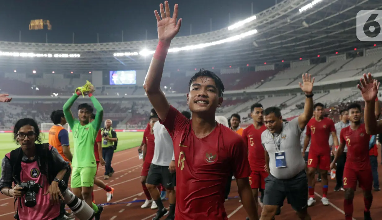 Pemain tengah Timnas Indonesia, Brylian Negiehta Aldama merayakan hasil imbang melawan Korea Utara pada laga kualifikasi Grup K Piala AFC U-19 2020 di Stadion Utama Gelora Bung Karno, Jakarta, Minggu (10/11/2019). Indonesia lolos ke putaran Piala AFC U-19 2020. (Liputan6.com/Helmi Fithriansyah)
