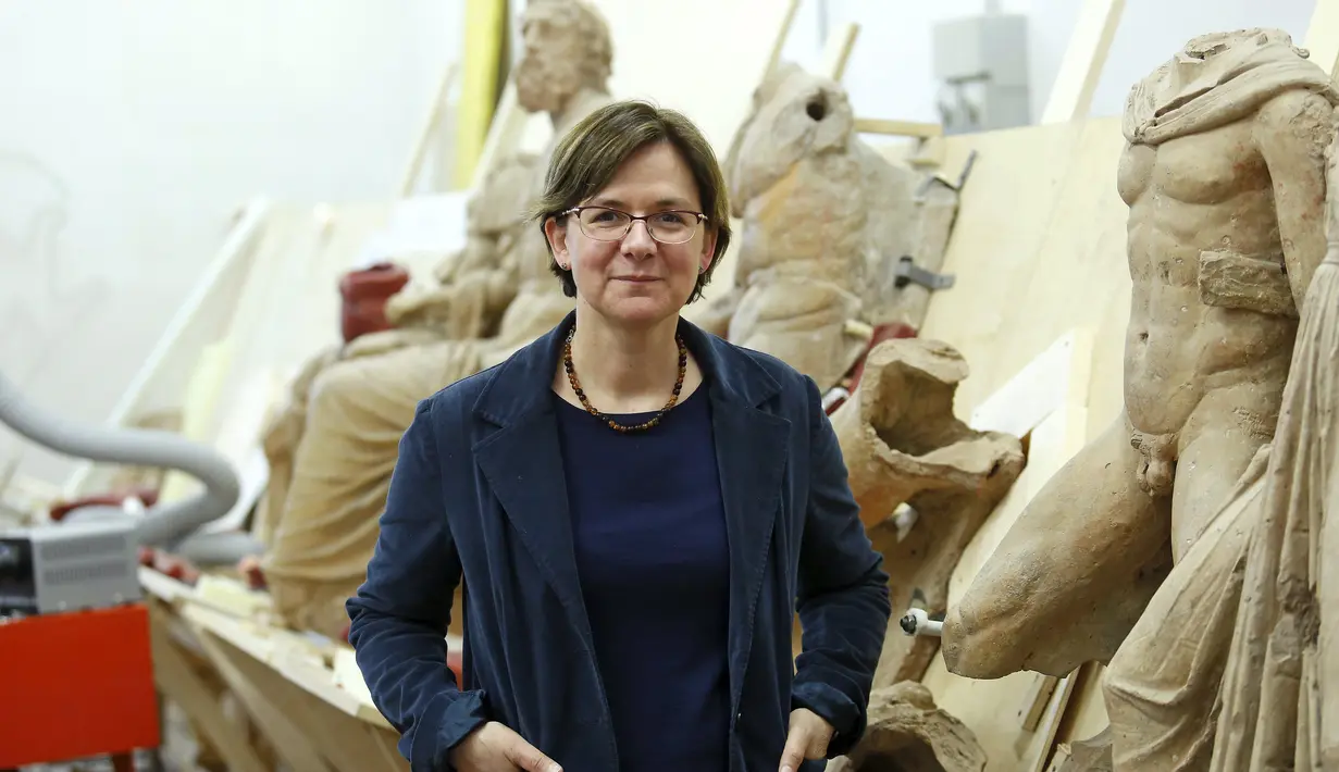 Susanna Sarti berpose saat melakukan restorasi terhadap prasasti Etruscan di Florence , Italia , 20 April 2016.Prasasti itu ditemukan tertanam dalam pondasi kuil yang terkubur selama lebih dari 2.500 tahun. (REUTERS / Remo Casilli)