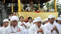 Umat Hindu berdoa bersama pada upacara Melasti jelang Hari Raya Nyepi Tahun Baru Saka 1941 di Pura Segara, Cilincing, Jakarta, Minggu (3/3). Melasti merupakan upacara penyucian diri. (merdeka.com/Iqbal S Nugroho)
