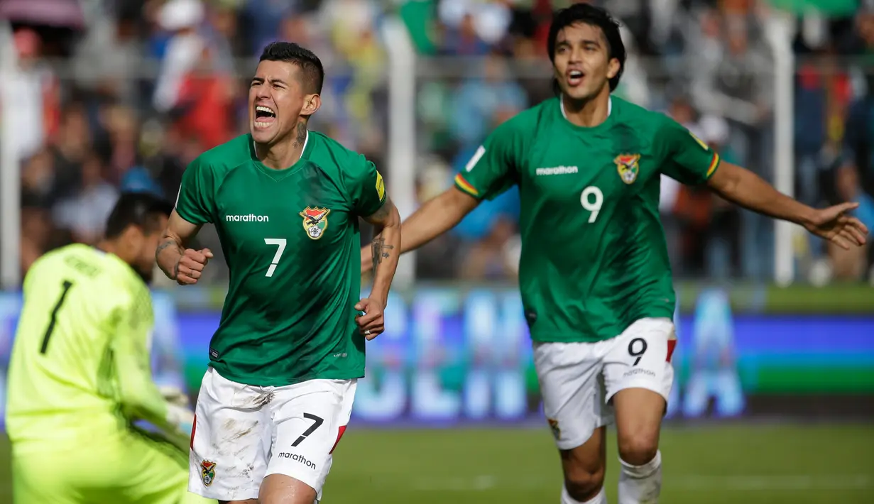 Pemain Bolivia, Juan Carlos Arce (7) merayakan golnya ke gawang Argentina dalam laga Kualifikasi Piala Dunia zona Amerika Selatan di Stadion Hernando Siles, Rabu (29/3). Tanpa Lionel Messi, Argentina kalah 0-2 dari Bolivia. (AP Photo/Victor R. Caivano)