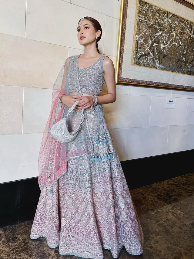 Gaya Serasi Maudy Ayunda dan Jesse Choi Jadi Pasangan India Saat Kondangan