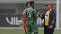 Pelatih Borneo FC, Iwan Setiawan, bersalaman dengan bek Bhayangkara FC, Firly Apriansyah, pada laga Liga 1 Indonesia di Stadion Patriot, Bekasi, Rabu (20/9/2017). Bhayangkara menang 2-1 atas Borneo. (Bola.com/Vitalis Yogi Trisna)