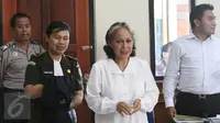 Terdakwa pembunuh Angeline, Margriet Megawe saat memasuki ruang sidang di Pengadilan Negeri Denpasar, Senin (11/1/2016). Kak Seto dihadirkan sebagai saksi ahli dalam bidang psikologi anak. (Liputan6.com/Angga Yuniar)