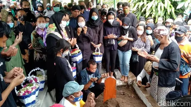 6 Momen Prosesi Pemakaman Dalang Ki Seno Nugroho, Diiringi Gamelan dan Tangis Pelayat