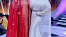 Wanita kelahiran Banyuwangi 29 Mei 1987 ini juga memiliki penampilan yang fashionable. Saat manggung, ia terlihat elegan dengan mengenakan gaun berwarna putih. (Liputan6.com/IG/@fitricarlina)