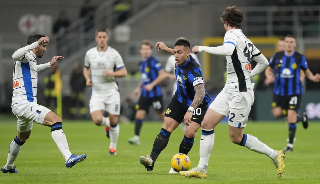 Pemain Inter Milan, Lautaro Martinez, berusaha melewati pemain Atalanta pada laga Liga Italia di Stadion Giuseppe Meazza, Kamis (29/02/2024). (AP Photo/Antonio Calanni)