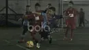 Pemain ASIOP Apacinti (merah) berebut bola dengan pemain Afza United Malaysia dalam final Cup U-10 Serpong City International Soccer Tournament di Sabnani Park, Tangerang Selatan. Minggu (4/12/2016). (Bola.com/Arief Bagus)