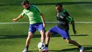 Gelandang Juventus, Andrea Pirlo (kiri) bersama Arturo Vidal saat melakukan sesi latihan di  Olympiastadion Berlin, Jerman (5/6/201515). Juventus akan menghadapi Barcelona di Final Liga Champions. (Reuters/Fabrizio Bensch)
