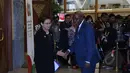 Menlu Retno Marsudi (kiri) bersalaman dengan Menlu Burkina Faso, Djibrill Yipene Bassole usai pertemuan bilateral kedua negara dalam rangkaian KTT Asia-Afrika di JCC, Selasa (21/4/2015). (Liputan6.com/Herman Zakharia)