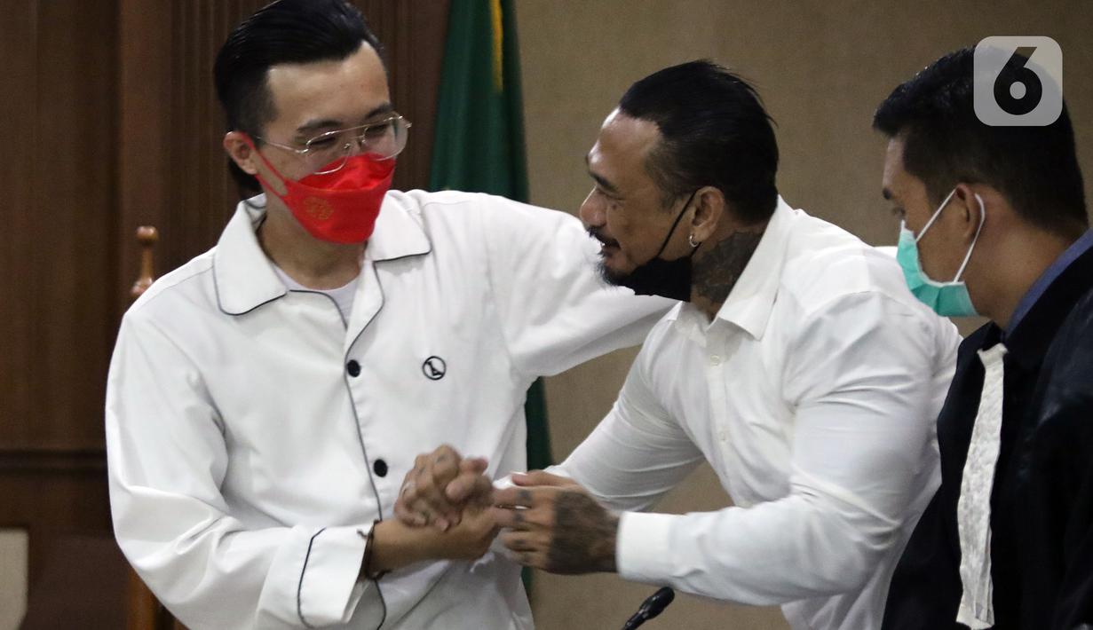 dr Tirta Mandira Hudhi (kiri) bersalaman usai menjadi saksi dalam persidangan lanjutan dugaan pengancaman dengan terdakwa I Gede Aryastina alias Jerinx SID di Pengadilan Negeri Jakarta Pusat, Rabu (9/2/2022). dr Tirta menjadi saksi yang meringankan terdakwa. (Liputan6.com/Helmi Fithriansyah)