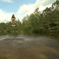 Seorang pemuda dari Kanada berhasil bikin alat yang bisa membuatmu melayang. Pas banget untuk mengatasi macet di Jakarta