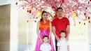 Begitu juga saat merayakan Imlek 2023. Sandra Dewi lebih memilih warna fuchsia pink yang melambangkan keberuntungan menurut feng shui. [@sandradewi88]