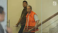 Terdakwa kasus dugaan korupsi KTP Elektronik Sugiharto menuruni tangga usai menjalani pemeriksaan di Gedung KPK, Jakarta, Jumat (10/11). Sugiarto diperiksa terkait pengembangan kasus dugaan korupsi pengadaan e-KTP. (Liputan6.com/Helmi Fithriansyah)