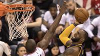 Pebasket Cleveland Cavaliers, LeBron James, berusaha memasukan bola saat melawan Toronto Raptors pada laga Gim 3 semifinal Wilayah Timur di Air Canada Centre, Jumat (5/5/2017). Cleveland Cavaliers menang 115-94. (AP/Fred Thornhill)