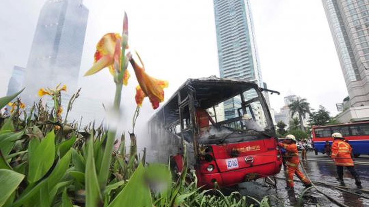 Bus Transjakarta membara
