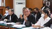 Terdakwa kasus pembunuhan Brigadir Yosua Hutabarat atau Brigadir J, Ferdy Sambo (kiri) dan istrinya yang juga terdakwa Putri Candrawathi (kanan) saat mengikuti sidang lanjutan di Pengadilan Negeri Jakarta Selatan, Jakarta, Selasa (13/12/2022). Sidang tersebut beragendakan mendengarkan kesaksian tiga orang saksi yakni Richard Eliezer, Ricky Rizal, dan Kuat Ma'ruf. (Liputan6.com/Faizal Fanani)
