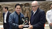 Menteri BUMN Erik Thohir dan&nbsp;CEO Dorna Sports&nbsp;Carmelo Ezpeleta dalam jumpa pers&nbsp;Gedung Sarinah, Jakarta, Rabu (19/10/2022). Erik Thohir memastikan&nbsp;Pertamina Mandalika International Circuit di Nusa Tenggara Barat bakal jauh lebih siap menggelar&nbsp;MotoGP 2023. (foto: istimewa)&nbsp;