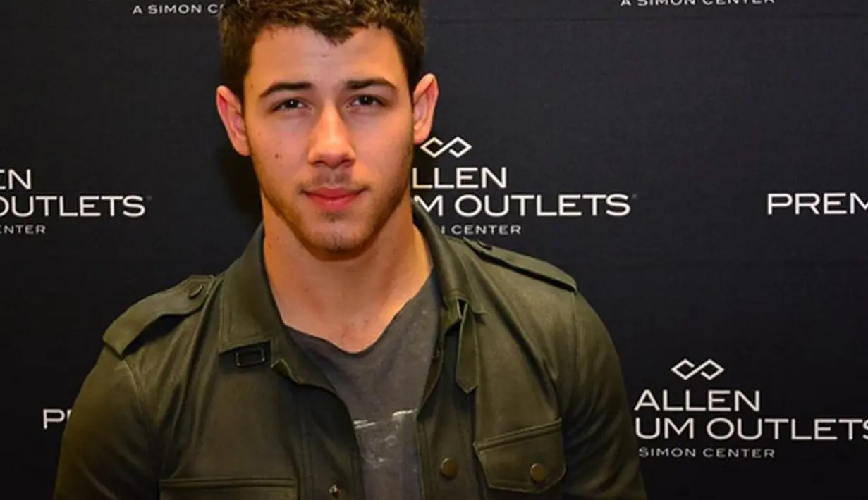 Lama tak terlihat menjalin hubungan kasih paska putus dengan Olivia Culpo di tahun 2015, Nick Jonas terlihat nyaman saat bersama wanita asing di Hawaii, ditengah waktu istirahat syuting film Jumanji. (Instagram/Kyliejenner)