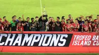 Bali United meraih juara Trofeo Bali Island Cup 2017 setelah mengalahkan Kepri Jaya dan Celebest FC, Jumat (31/3/2017) di Stadion I Wayan Dipta, Gianyar. (Bola.com/Muhammad Qomarudin)