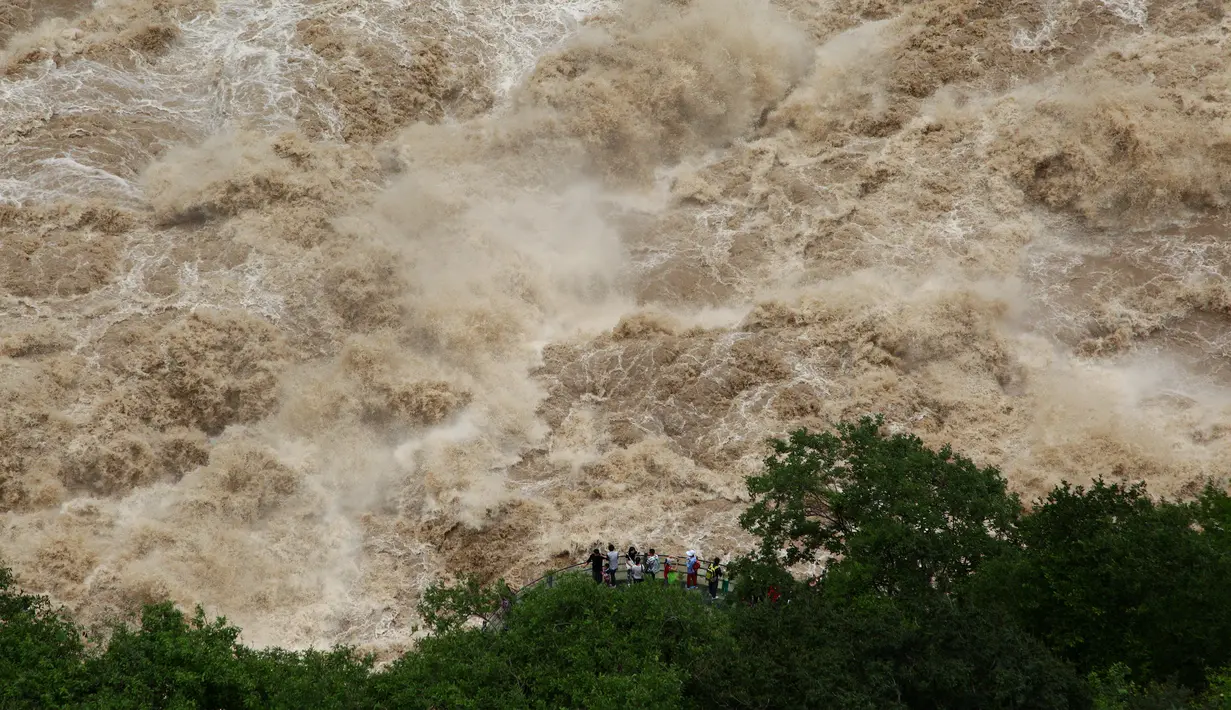 Pandangan dari atas tempat Tiger Leaping Gorge di Diqing, Provinsi Yunnan, China (15/7). Wisatawan disajikan pemandangan bagaimana dahsyatnya arus sungai Jinsha. (REUTERS / Stringer)