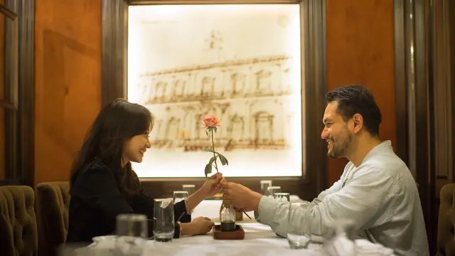 couple mei bunga romantis