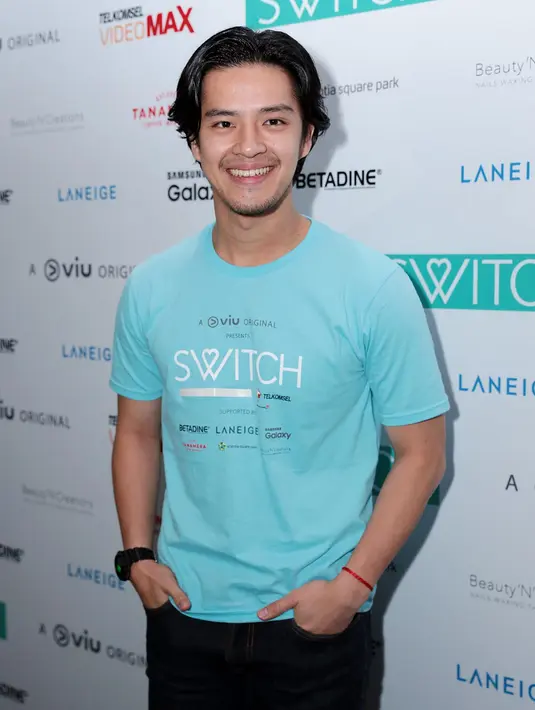 Tidak hanya Morgan yang membantah memiliki hubungan khusus dengan penyanyi tersebut. Tapi juga Aura Kasih yang juga membantah. Aura mengaku kedekatan keduanya berkaitan dengan film yang digarap. (Deki Prayoga/Bintang.com)