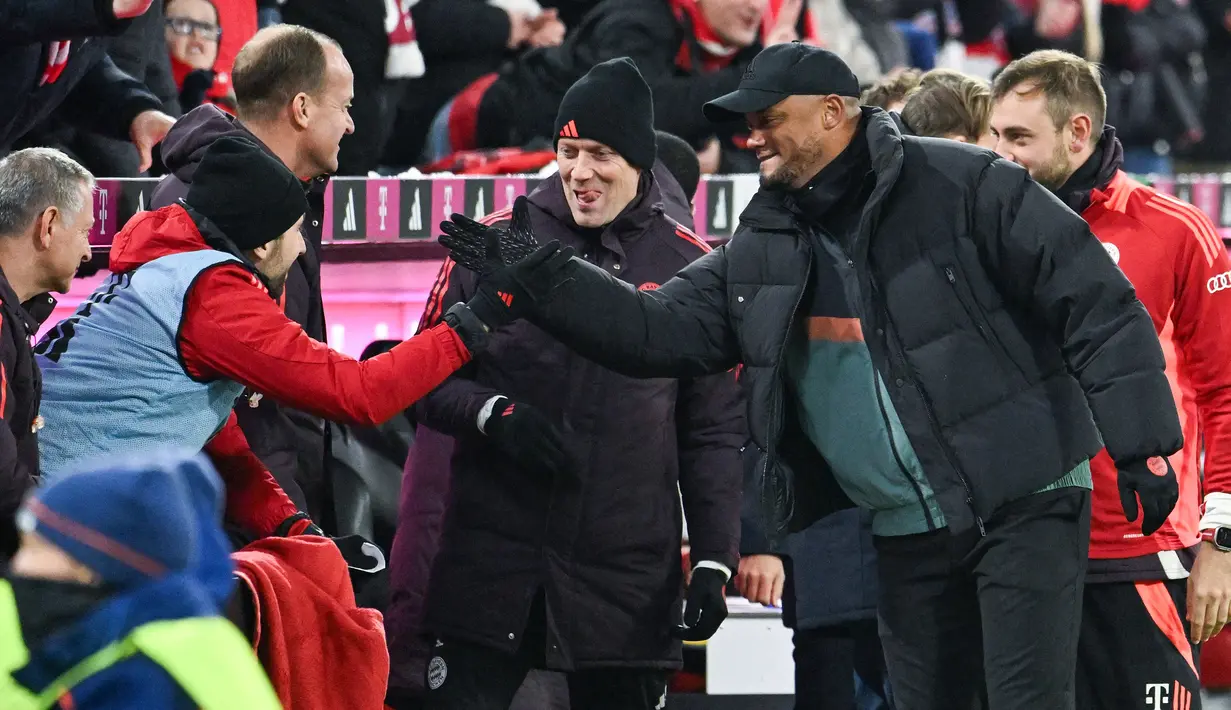 Pelatih Bayern Munchen, Vincent Kompany, merayakan kemenangan atas Augsburg dalam laga pekan 11 Bundesliga 2024/2025 yang dihelat di Allianz Arena, Sabtu (23/11/2024). (AFP/Lukan Barth-Tuttas)