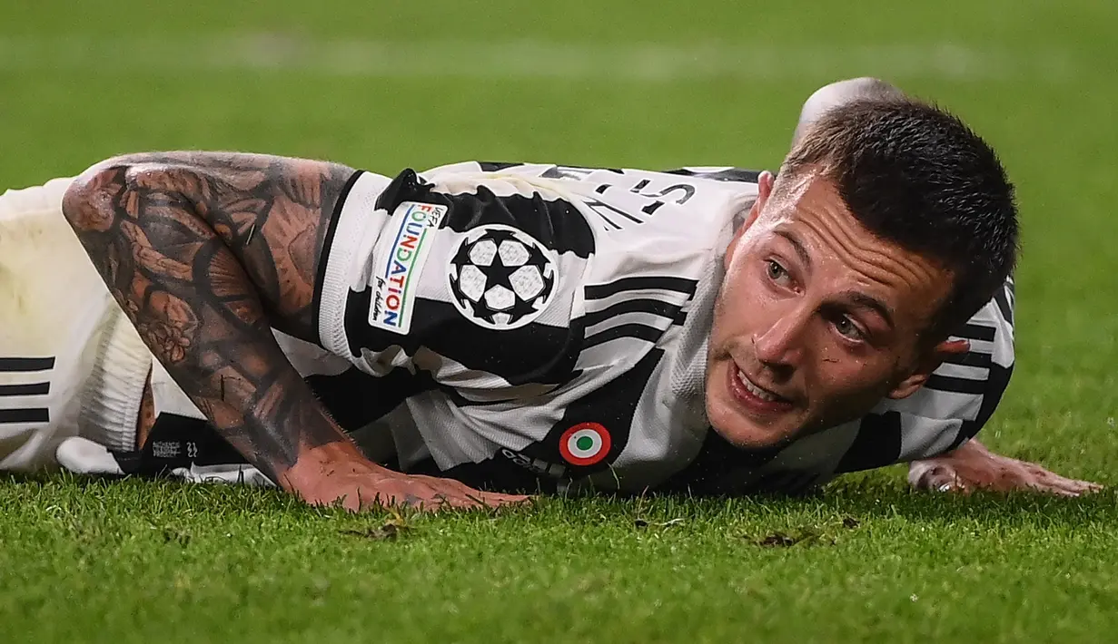Pada menit ke-63 justru Juventus yang hampir menggandakan kedudukan. Umpan Juan Cuadrado gagal disambar dengan baik oleh Federico Bernardeschi, bolanya masih melambung di atas mistar gawang Chelsea. (AFP/Marco Bertorello)