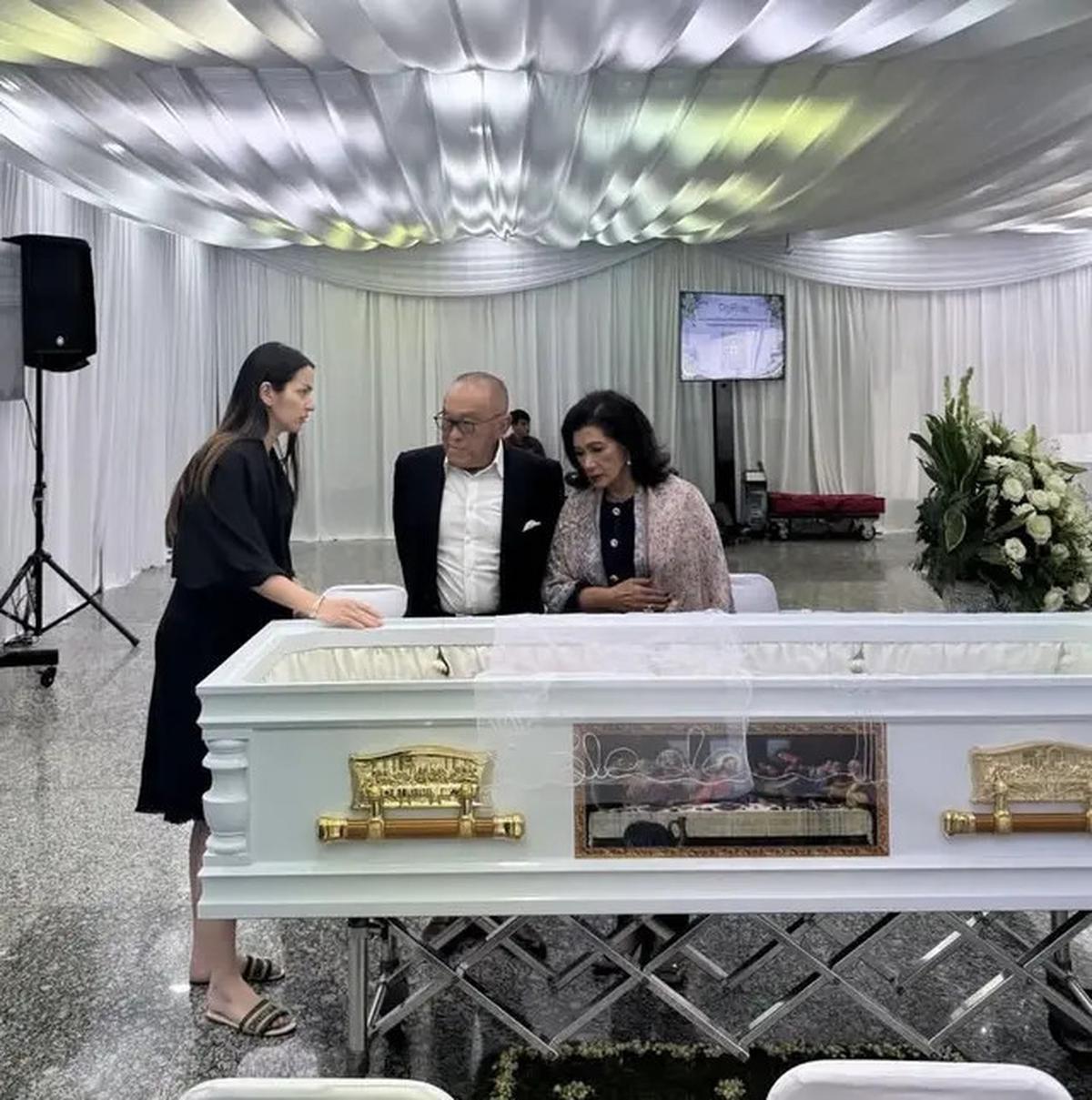6 Potret Tampilan Sederhana Nia Ramadhani di Rumah Duka hingga Pemakaman Nenek Tercinta